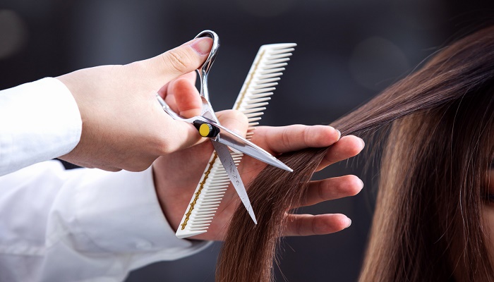 女人梦见剪头发是什么意思()