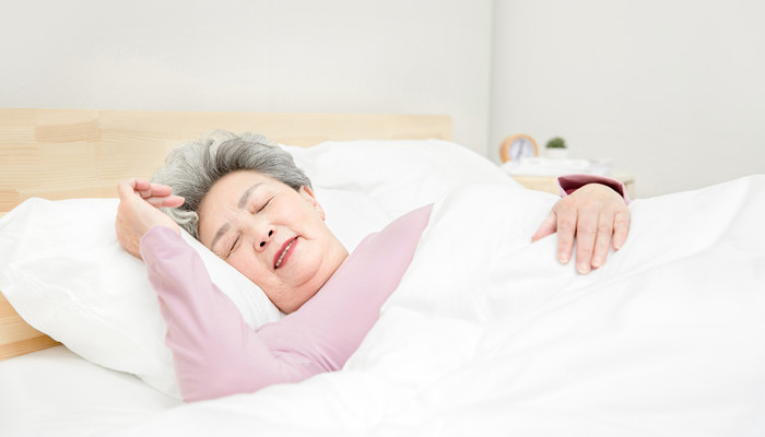 梦见睡在别人床上(梦见睡在别人床上)