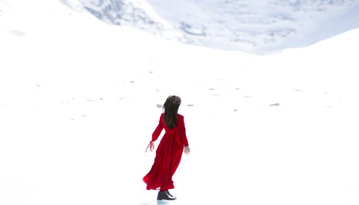 女人梦见自己穿红大衣()