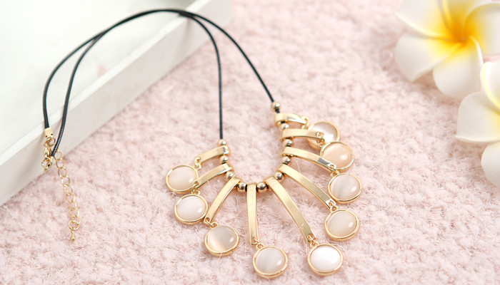 梦见项链会走路(梦见各种项链)