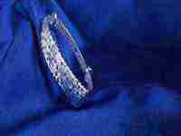 已婚女人梦见手镯断了是什么意思(已婚女人梦见手镯断了是什么意思啊)