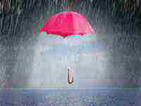 女人梦见屋外下大雨是什么意思()