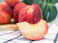 梦见掉水里了又爬上来是什么意思(梦见自己不慎落入水中)