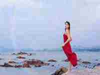 女人梦见自己穿红大衣白裤子走在水边(女人梦见自己穿红大衣)
