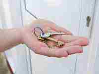 梦见自己牙齿(梦见自己牙齿掉了好多颗并吐出来)