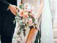 梦见别人把车开进水里(梦见别人把车开进水里又开出来)