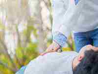 梦见和去世亲人一桌吃饭(梦见和死去的亲人在一桌吃饭)