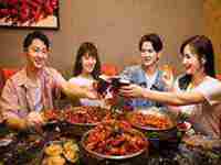 女人梦见在家招待客人什么意思(女人梦见在家招待客人)