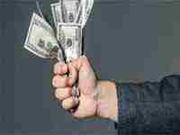 梦见捡钱后又还给失主了(女人梦见捡钱又还给失主)