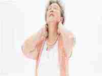 女人梦见别人砍树树倒了,树稍压自己身上(女人梦见别人砍树树倒)