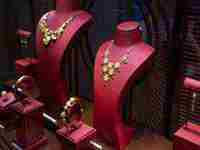 梦见女性亲戚什么预示(梦见女性亲戚什么预示梦见爷爷奶奶的坟墓)