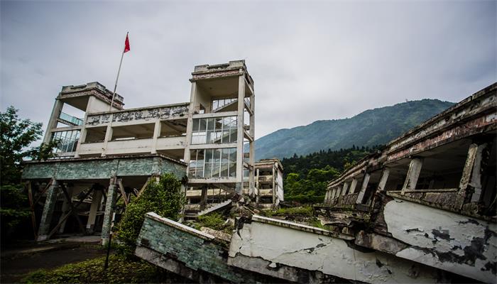 梦见山崩地裂逃生成功(梦见山崩地裂逃生成功是什么意思)