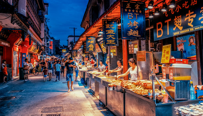 梦见美食摊(梦到吃小吃摊)