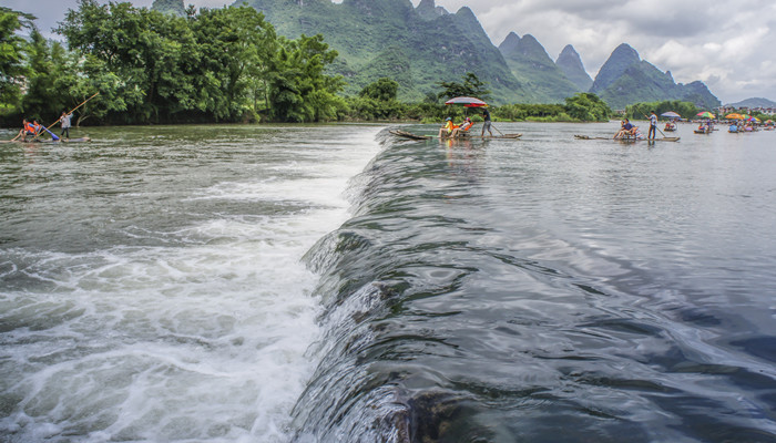 梦见漂流(梦见漂流顺水而下)